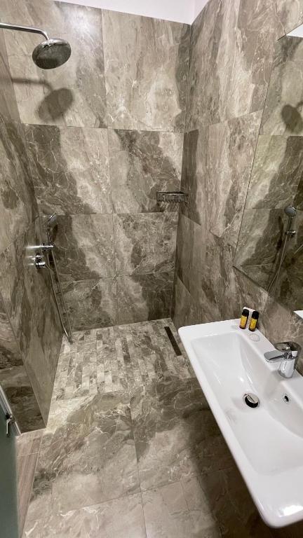 Koupelna v ubytování Venis Hotel