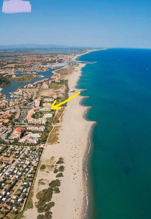 - une vue aérienne sur une plage dotée d'une flèche jaune dans l'établissement SaintCyp, à Saint-Cyprien