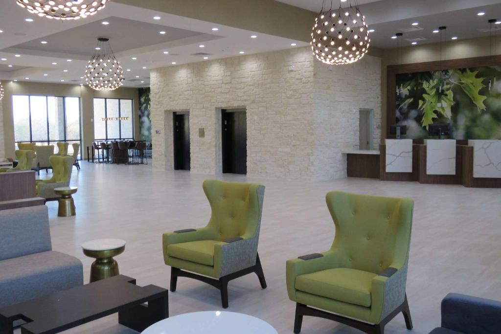 Ein Sitzbereich in der Unterkunft Wyndham Garden College Station