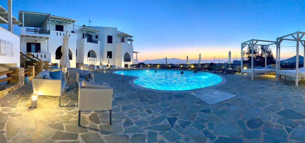 una gran piscina con sillas y un edificio en Naxos Mare, en Agia Anna de Naxos