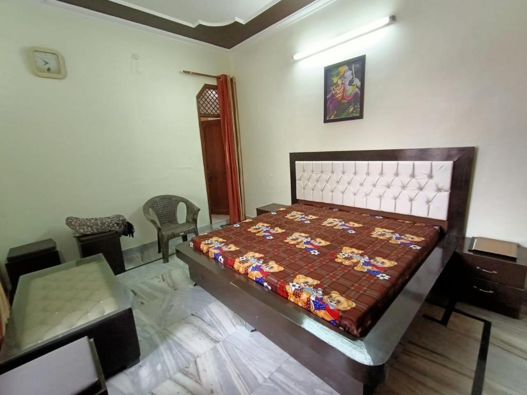 um quarto com uma cama num quarto em Anugrah Homestay em Dehradun