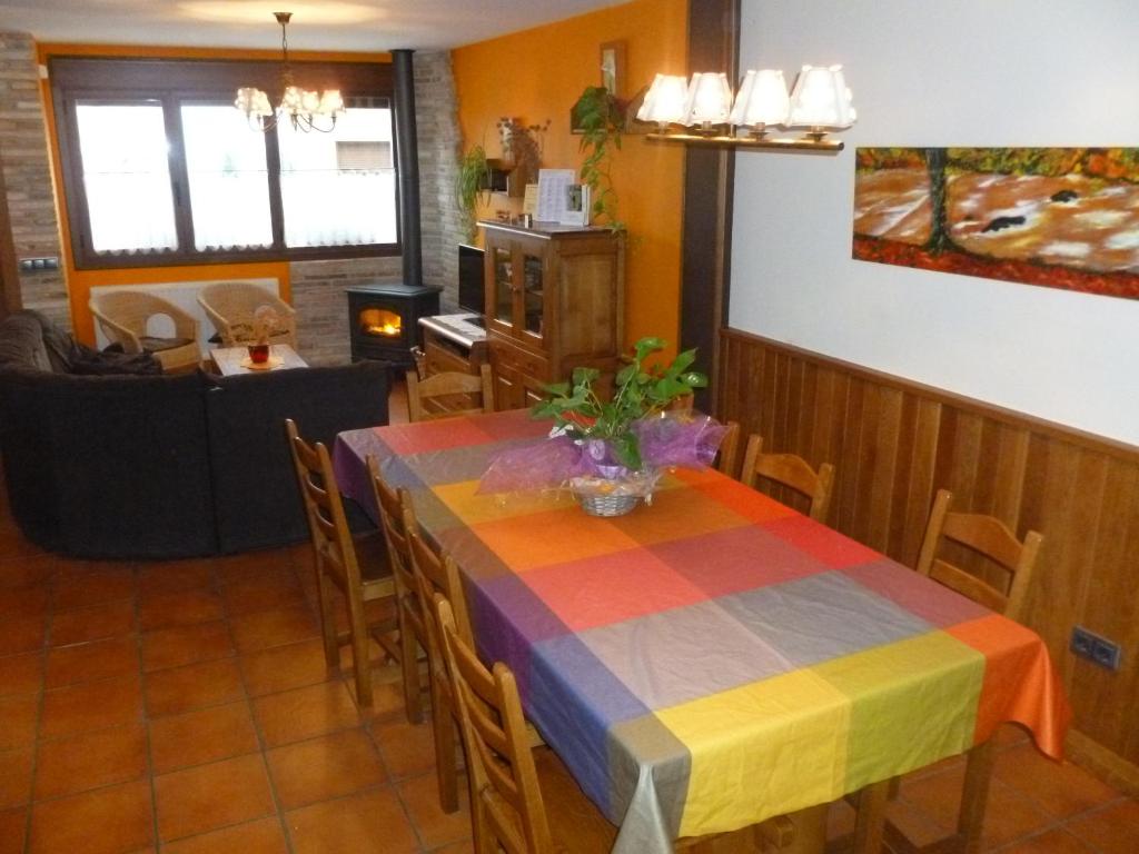 Restaurace v ubytování Casa rural Navarra cerca del nacedero del Urederra Belastegui