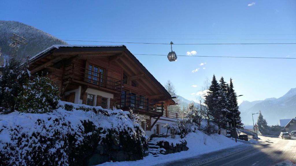 a log cabin in the snow with a christmas tree at Chalet L'échappée belle in Verbier