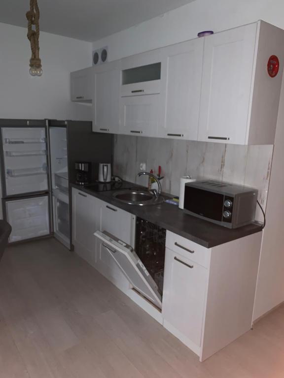 Kuchyňa alebo kuchynka v ubytovaní Apartament Admiralski