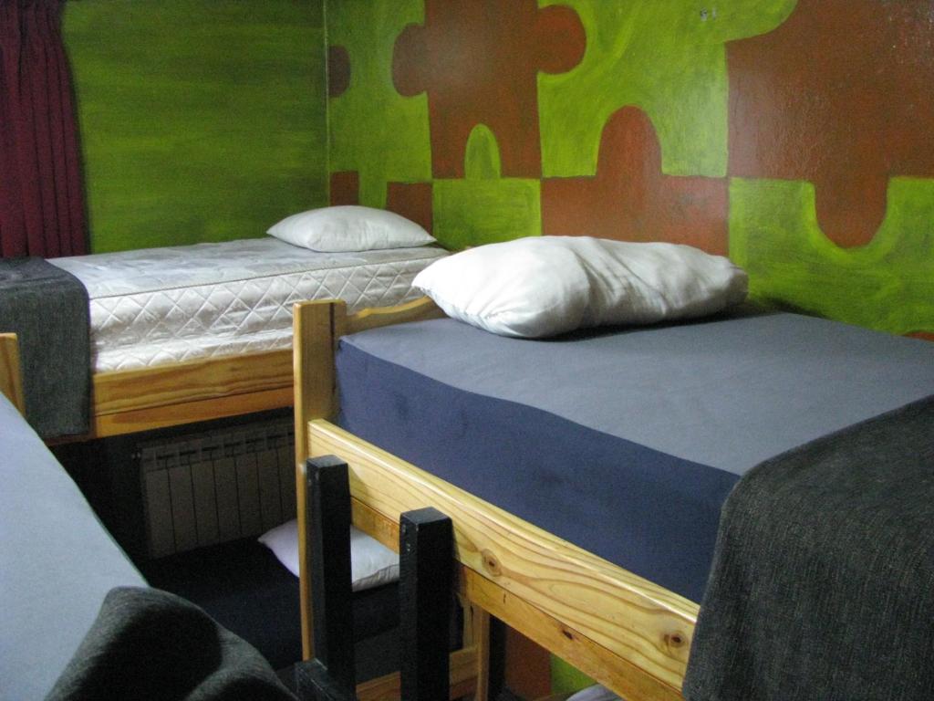 ウシュアイアにあるTorre al Surの緑の壁のドミトリールームの二段ベッド2台