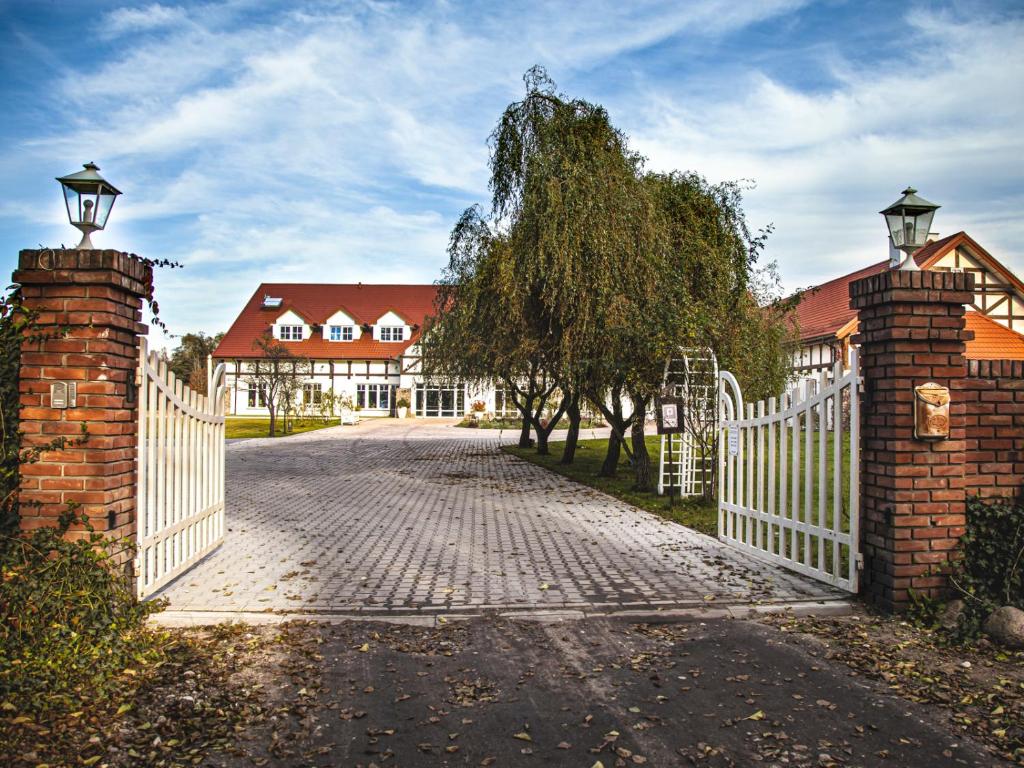 einen weißen Zaun vor einem Haus in der Unterkunft Wierzbowe Ranczo - blisko Suntago in Budy Michałowskie