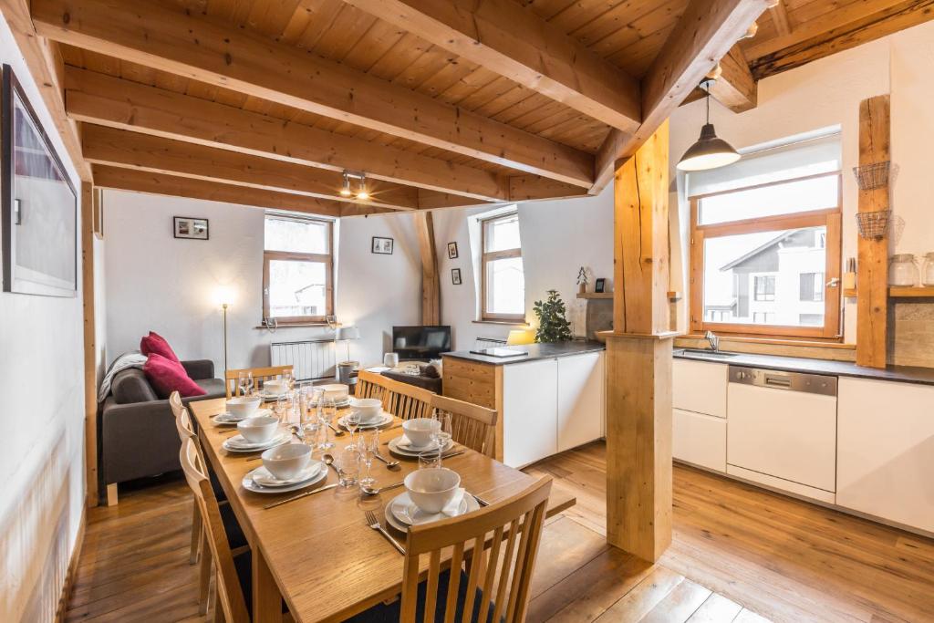 een eetkamer en een keuken met een houten tafel en stoelen bij Apartment Vila 2 Chamonix in Chamonix-Mont-Blanc