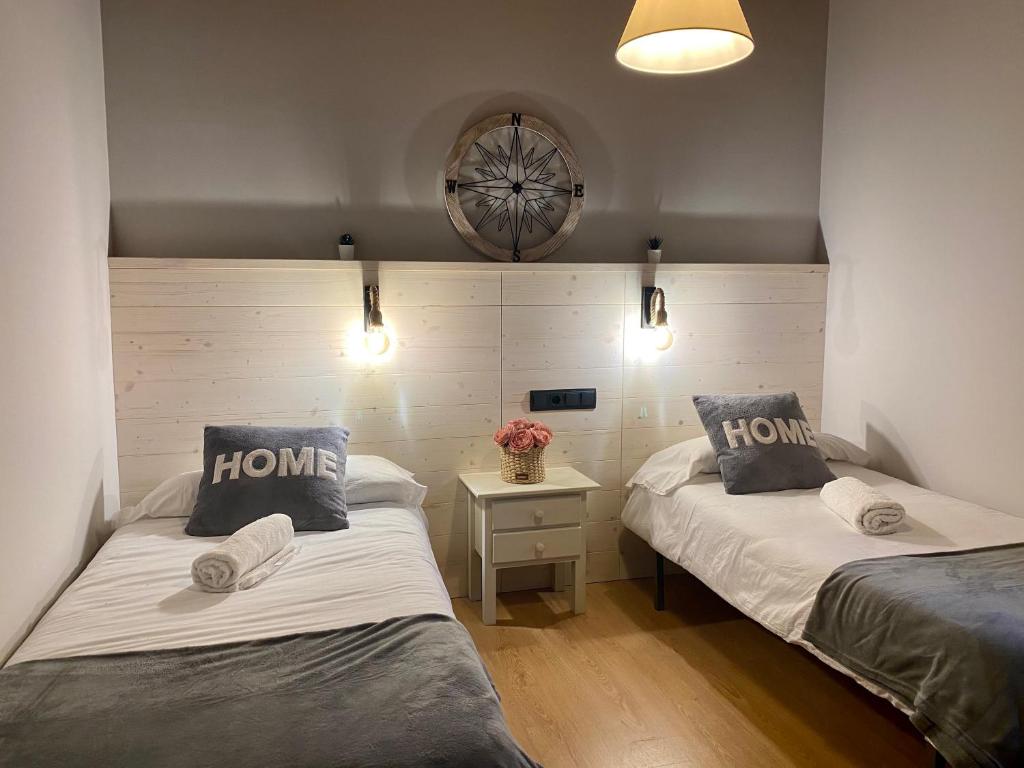 Posteľ alebo postele v izbe v ubytovaní Apartaments Alta Muntanya