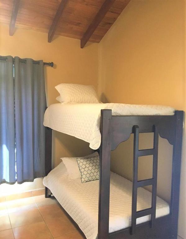 Postel nebo postele na pokoji v ubytování Mango Tree Villas