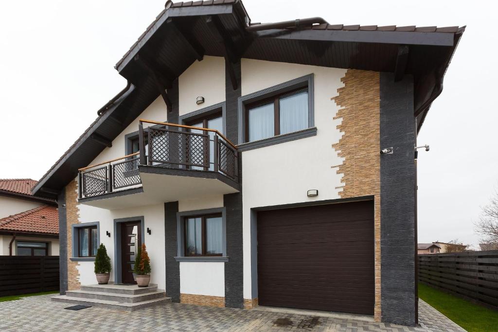 uma prestação de uma casa com uma garagem em Villa Montana em Brasov