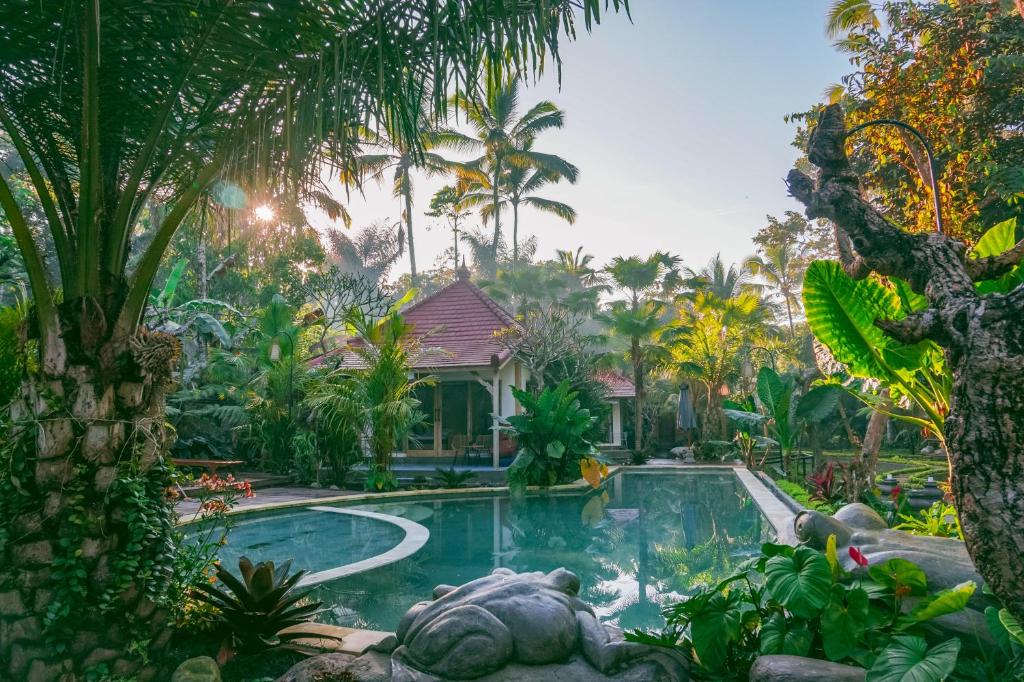 a swimming pool in front of a house with a turtle in the yard at Govinda Villas in Penginyahan