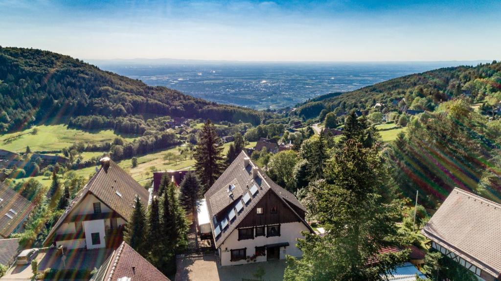 una vista aérea de un pueblo en las montañas en Haus Schauinsland, en Sasbachwalden