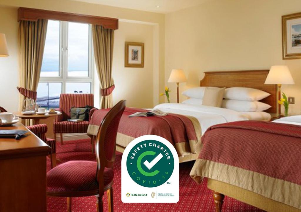 Postel nebo postele na pokoji v ubytování Galway Bay Hotel Conference & Leisure Centre