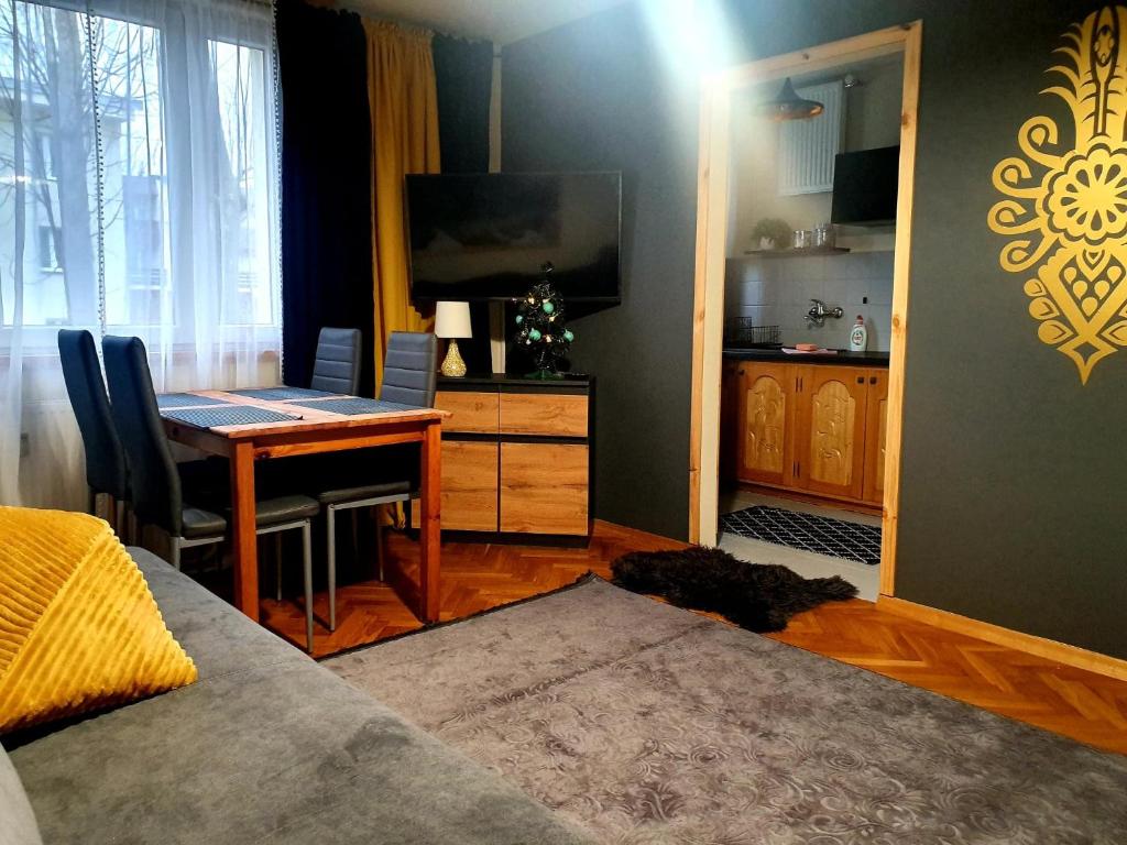 Kuchyňa alebo kuchynka v ubytovaní Apartament IZBA W CENTRUM