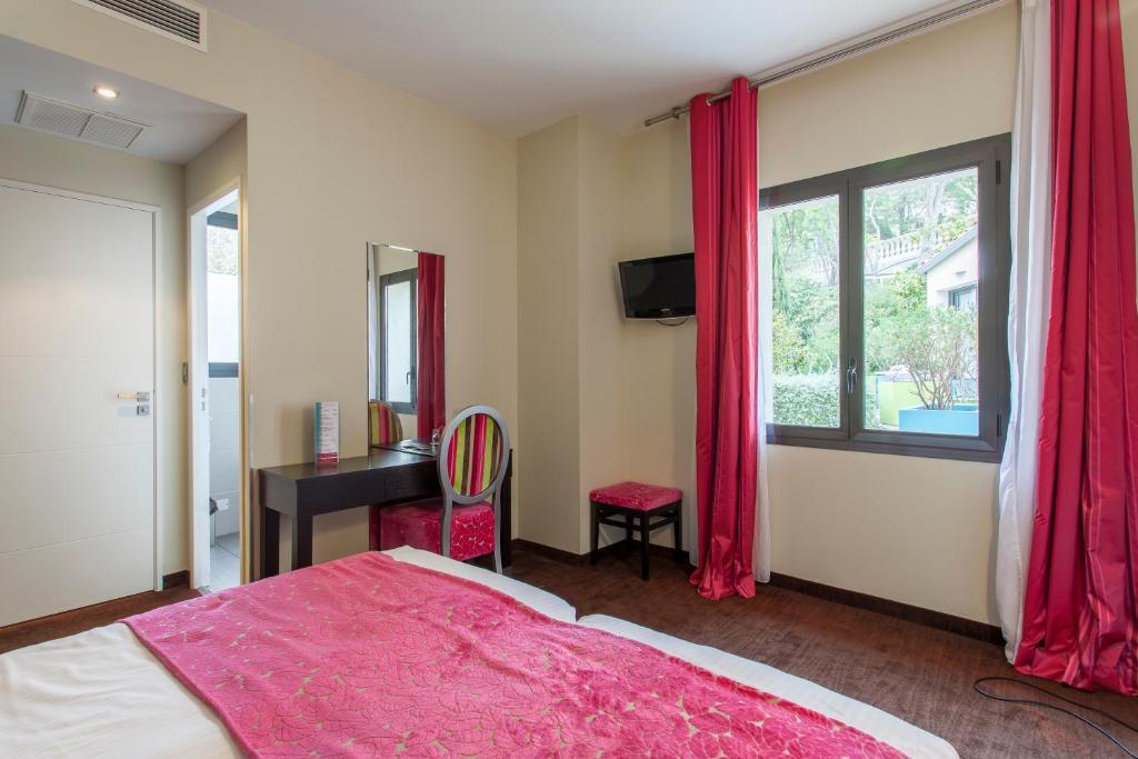 Postel nebo postele na pokoji v ubytování Hôtel Baptistin
