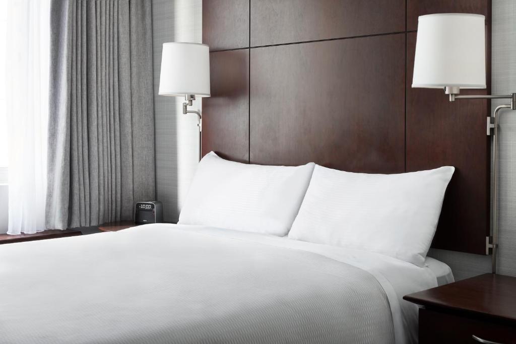 Ein Bett oder Betten in einem Zimmer der Unterkunft Club Quarters Hotel Embarcadero, San Francisco