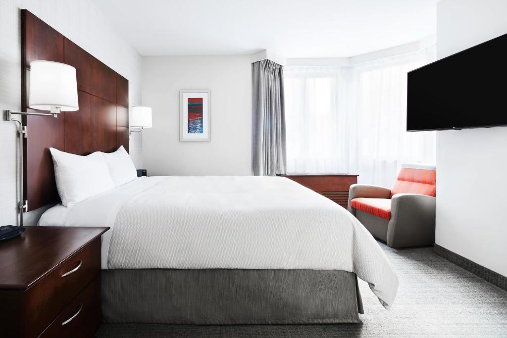 Ein Bett oder Betten in einem Zimmer der Unterkunft Club Quarters Hotel Embarcadero, San Francisco