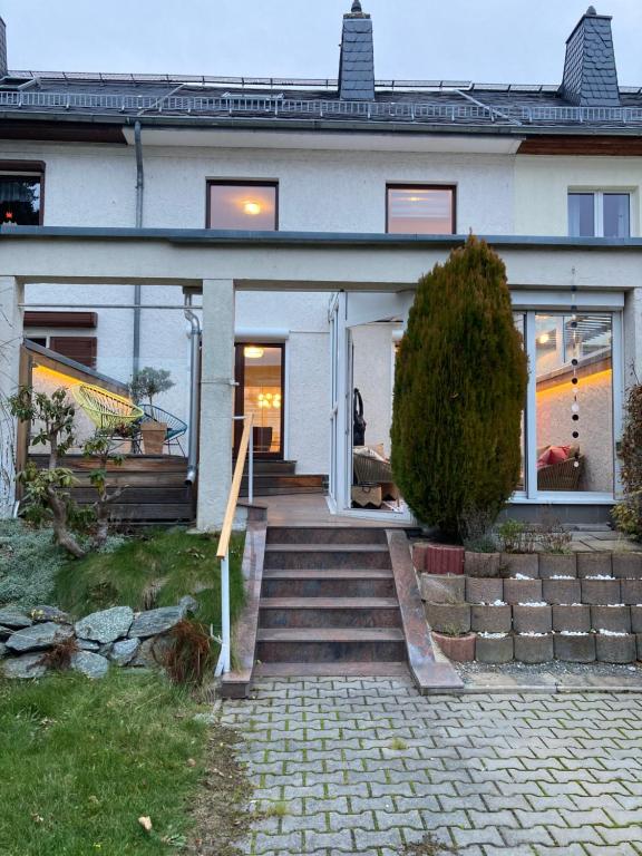 ein Haus mit einer Treppe, die zur Eingangstür führt in der Unterkunft Ferienhaus Chemnitz in Chemnitz