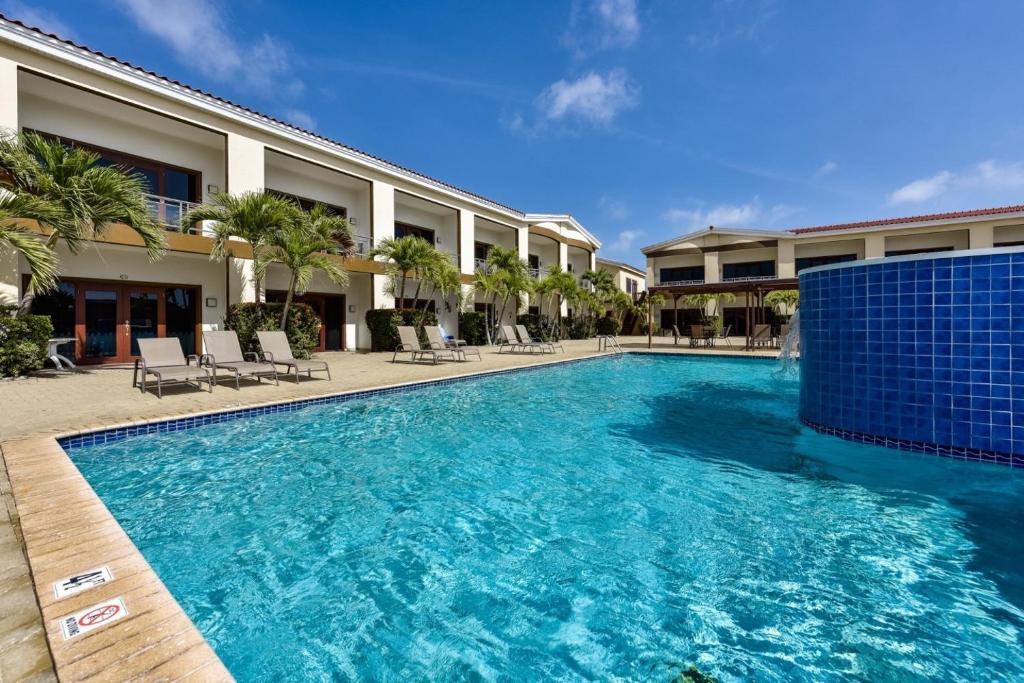 A piscina localizada em Aruba Breeze C2 ou nos arredores