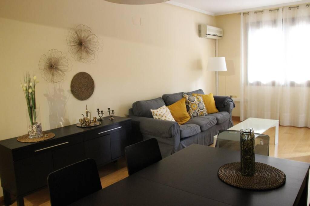 a living room with a couch and a table at Amplio apartamento Plaza de Toros in Zaragoza