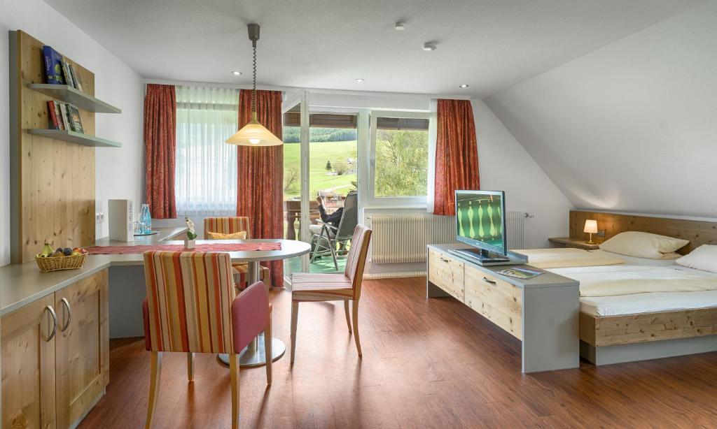 Postel nebo postele na pokoji v ubytování Hotel Zum Löwen - Unteres Wirtshaus