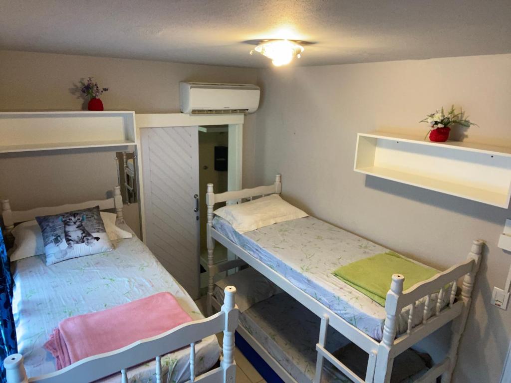 Двухъярусная кровать или двухъярусные кровати в номере Pousada Vida e Mar