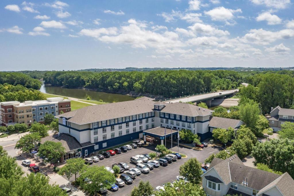 une vue aérienne sur un bâtiment avec un parking dans l'établissement TownSquare Place, à Chaska