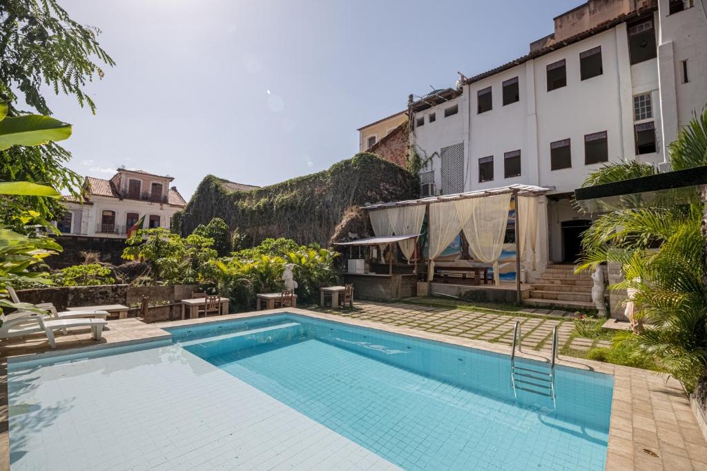 uma piscina em frente a um edifício em Reviver Hostel em São Luís