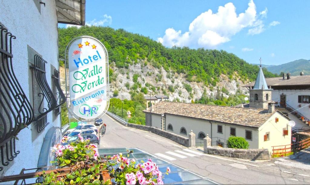 ピエヴェペーラゴにあるHotel Valle Verdeの町の景色を望むホテルの看板