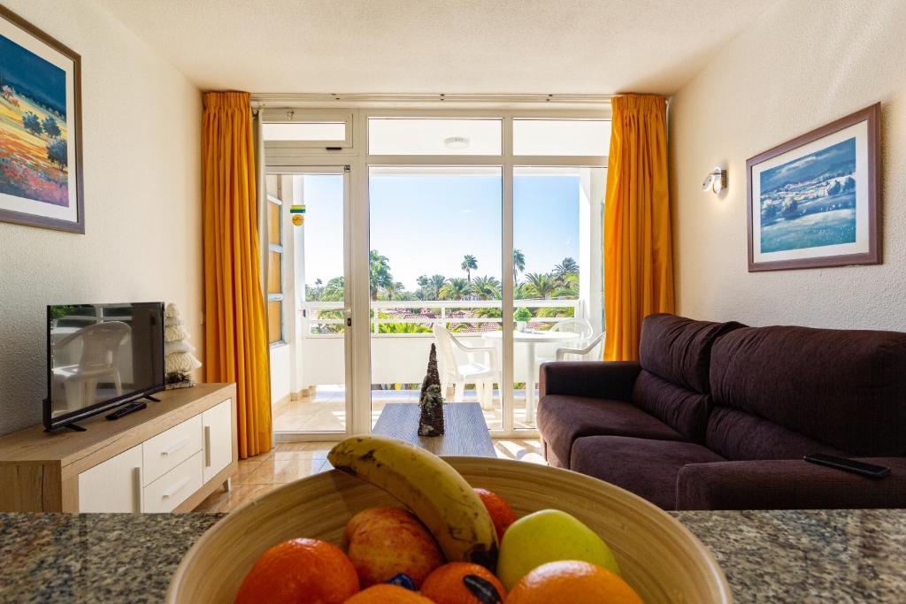 un cesto di frutta su un tavolo in soggiorno di Seaview Friendly Holiday Home 5 a Playa del Ingles