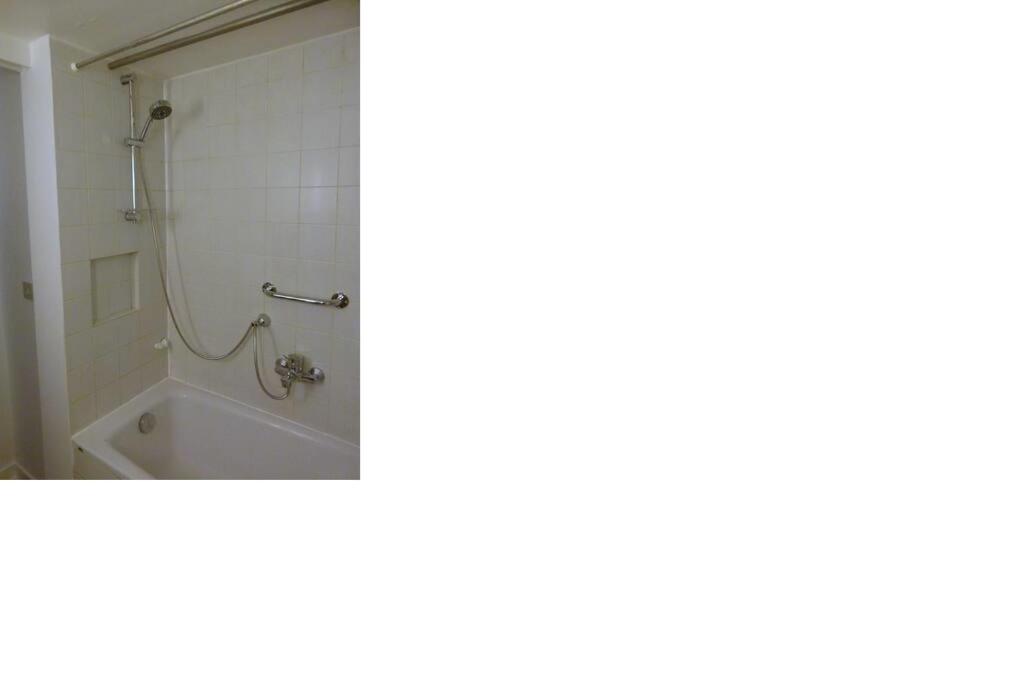 ein Badezimmer mit Dusche und Badewanne in der Unterkunft Studio Fabert in Paris