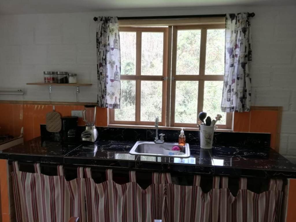 Kuchyň nebo kuchyňský kout v ubytování Eco-Cabaña Termales Santa Rosa