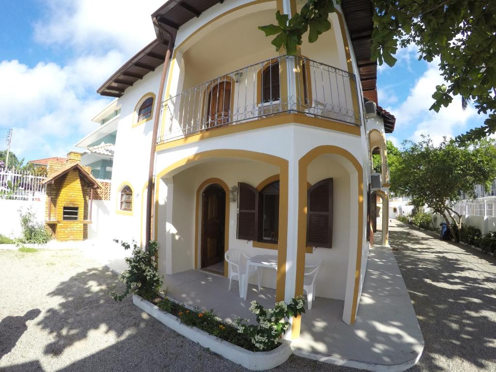 ein Haus mit einem Balkon an der Seite in der Unterkunft Residencial Sombreiro in Florianópolis