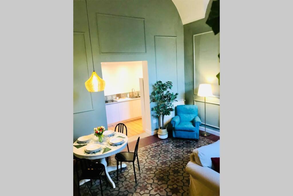 - un salon avec une table et une chaise bleue dans l'établissement Casa Oli, Casa signorile, tutti i confort, Centro di Catania, à Catane