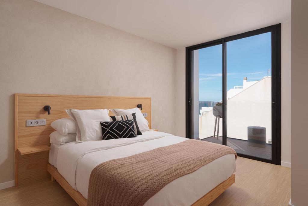 een slaapkamer met een groot bed en een groot raam bij Chez Abel in Las Palmas de Gran Canaria