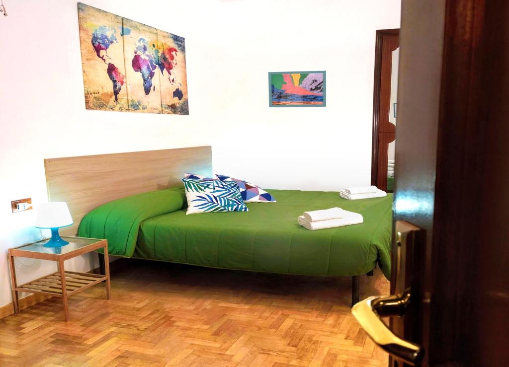 una camera con un letto verde di La Casita Toledo - In pieno centro a Napoli