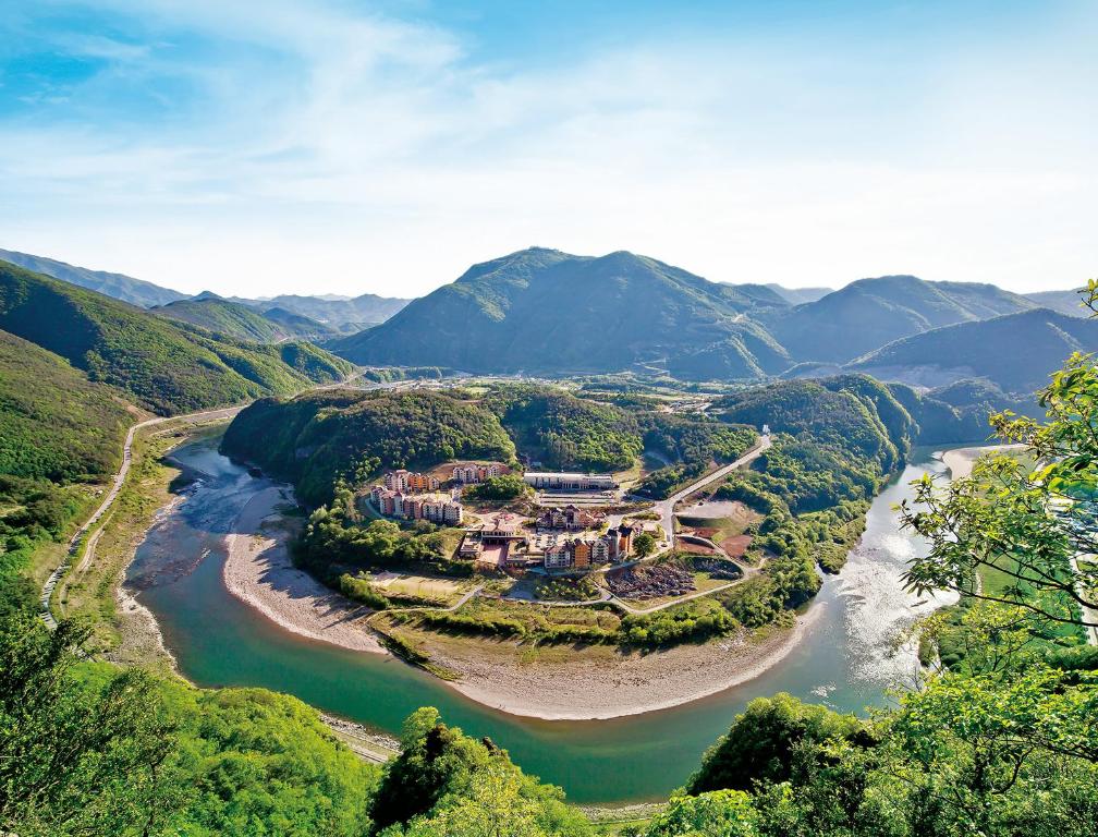 eine Luftansicht eines Hauses auf einem Hügel neben einem Fluss in der Unterkunft Tops10 Resort Donggang Cistar in Yeongwol