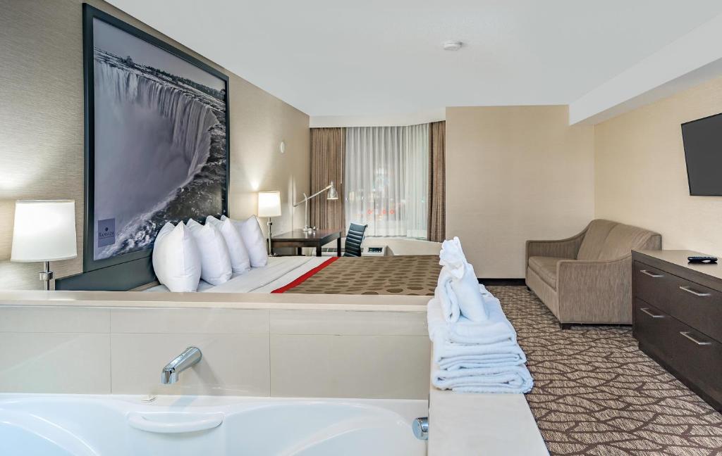 Ramada By Wyndham Niagara Falls near the Falls - Resim 44
