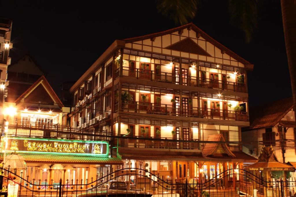 duży budynek z oświetleniem w nocy w obiekcie Chanthapanya Hotel w mieście Wientian
