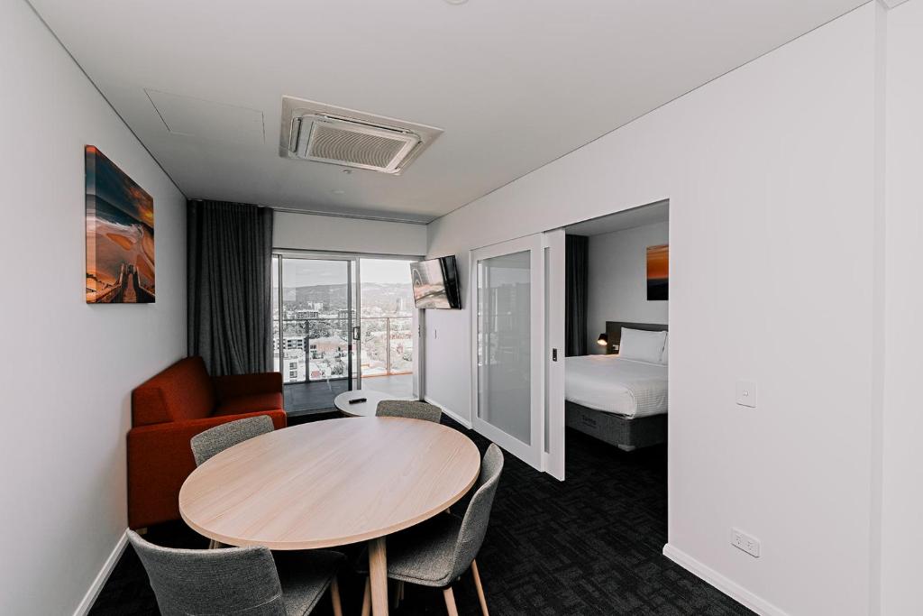 TV a/nebo společenská místnost v ubytování Toms Court Hotel