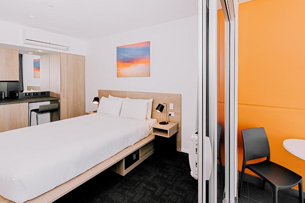 Postel nebo postele na pokoji v ubytování Toms Court Hotel