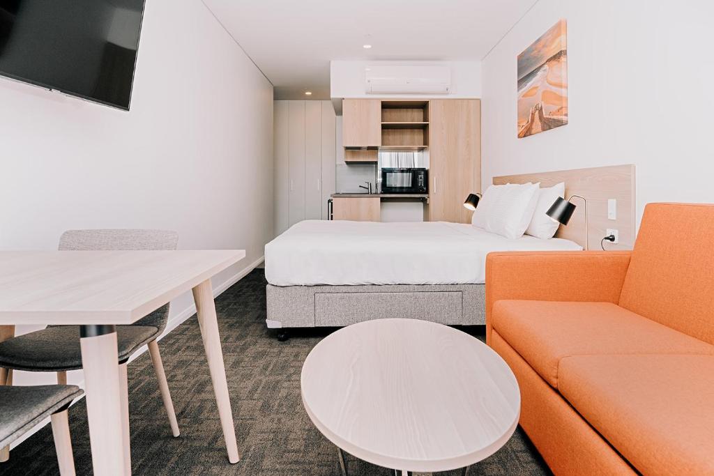 Postel nebo postele na pokoji v ubytování Toms Court Hotel