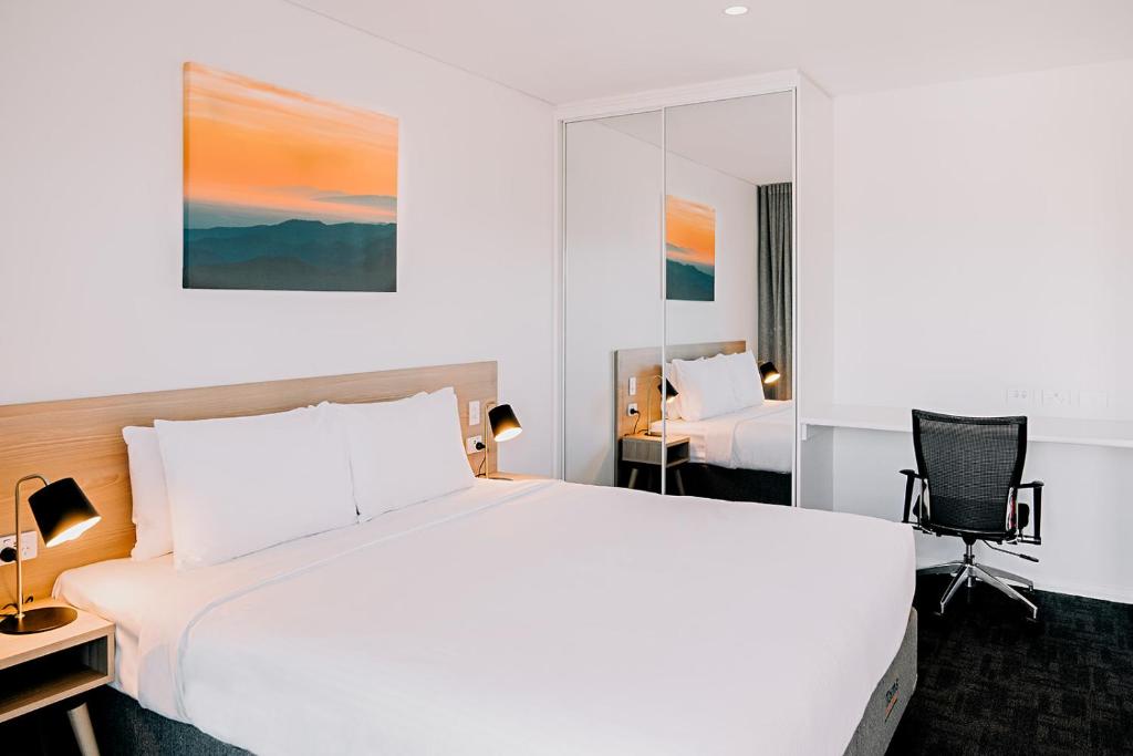 Postel nebo postele na pokoji v ubytování Toms Court Hotel