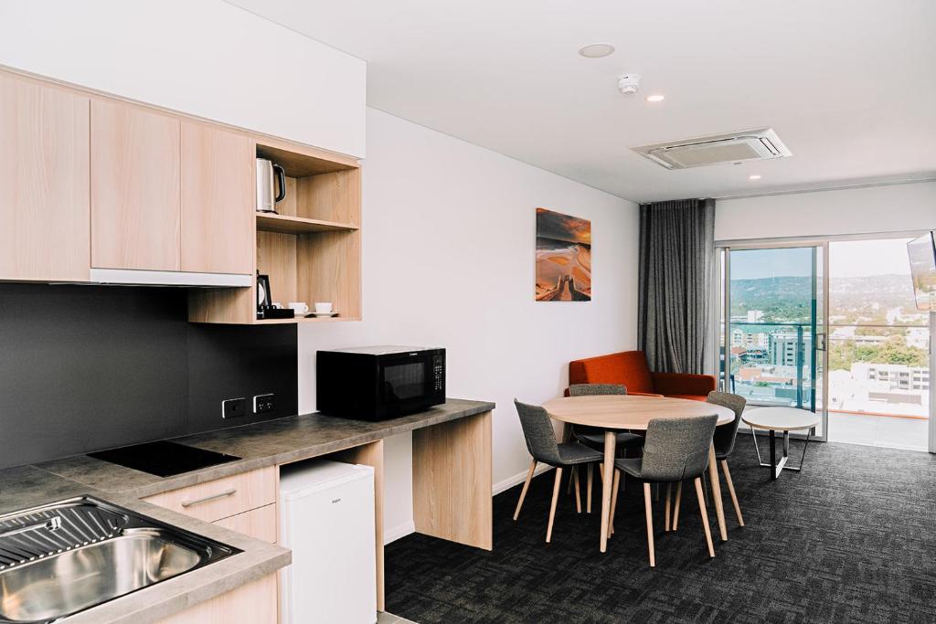 Kuchyň nebo kuchyňský kout v ubytování Toms Court Hotel
