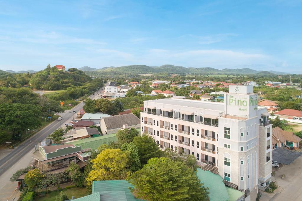 uma vista aérea de uma cidade com um edifício branco em The Pino Hotel Pakchong em Pak Chong