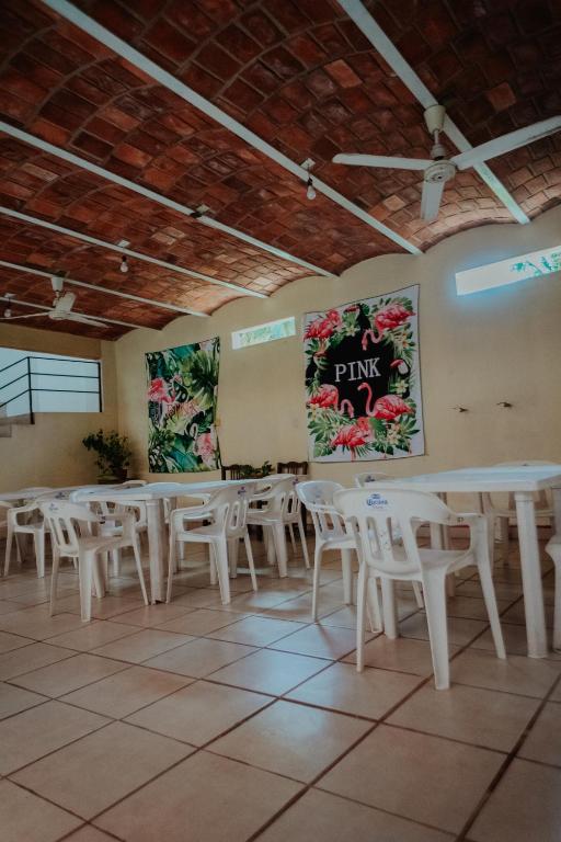 Un restaurante u otro lugar para comer en Bungalows Flamingos