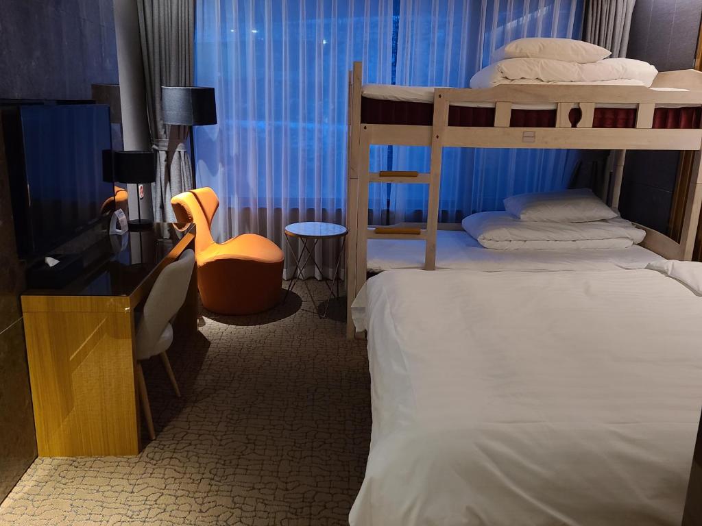 Postel nebo postele na pokoji v ubytování Jeongseon Intoraon Hotel