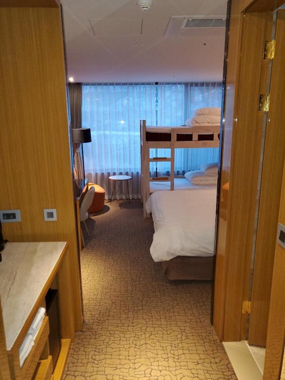 Postel nebo postele na pokoji v ubytování Jeongseon Intoraon Hotel