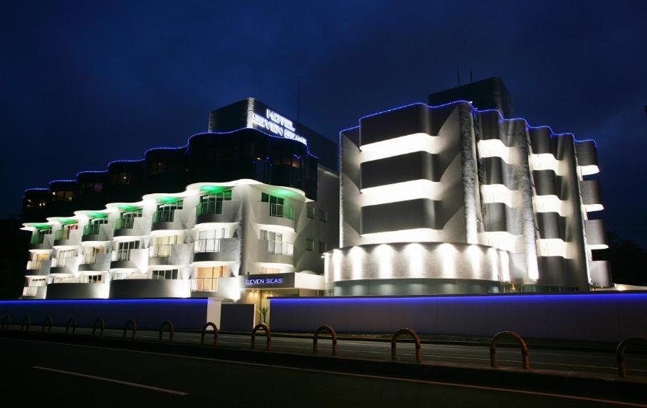zwei Gebäude mit Lichtern in der Nacht in der Unterkunft Hotel Oarai Seven Seas(Adult Only) in Oarai
