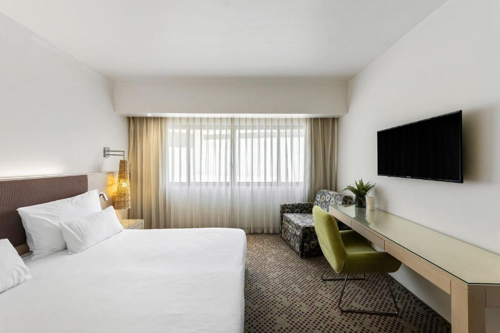 TV a/nebo společenská místnost v ubytování Ramat Rachel Resort